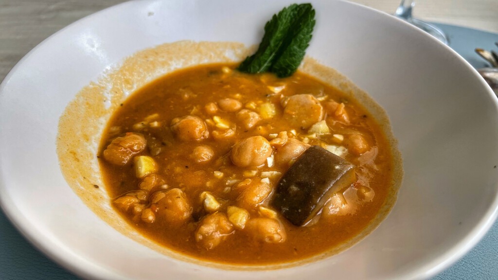 Guiso de garbanzos con setas y castañas. Foto: Salva Moreno