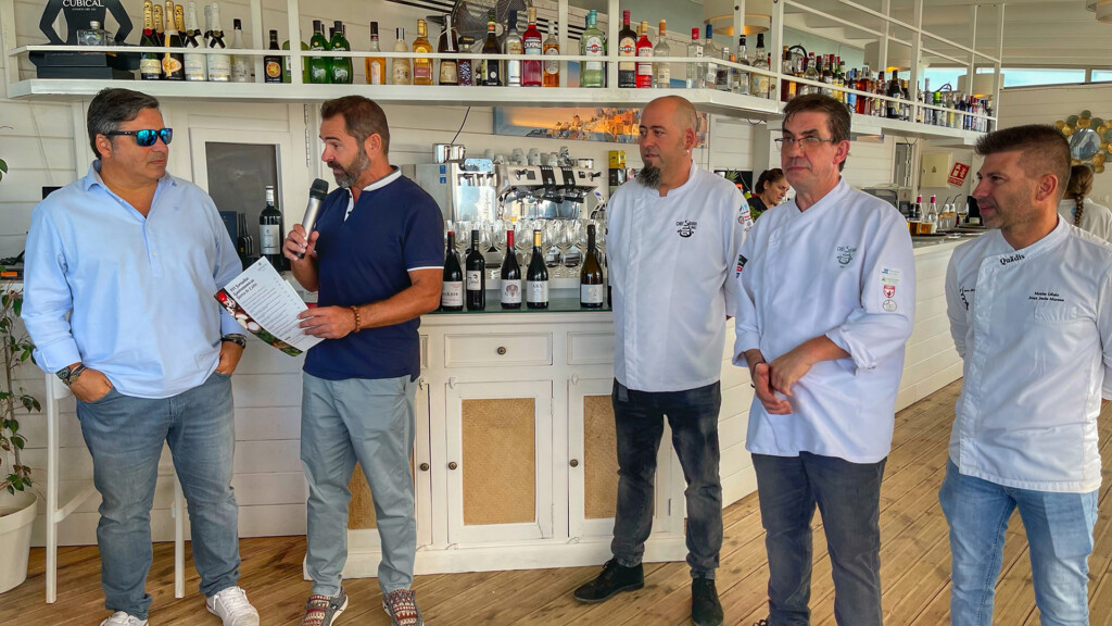 José Antonio Medina y Antonio Orozco, con los cocineros en Santorini Playa. Foto: Salva Moreno