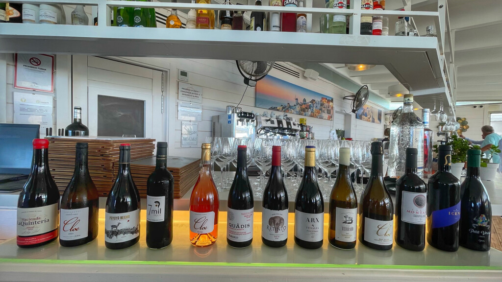 Los vinos que estarán en las Jornadas Gastronómicas de la Sierra de Cádiz en Santorini. Foto: Salva Moreno