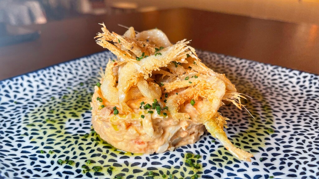 Ensaladilla con mariscos y gambas cristal. Foto: Salva Moreno