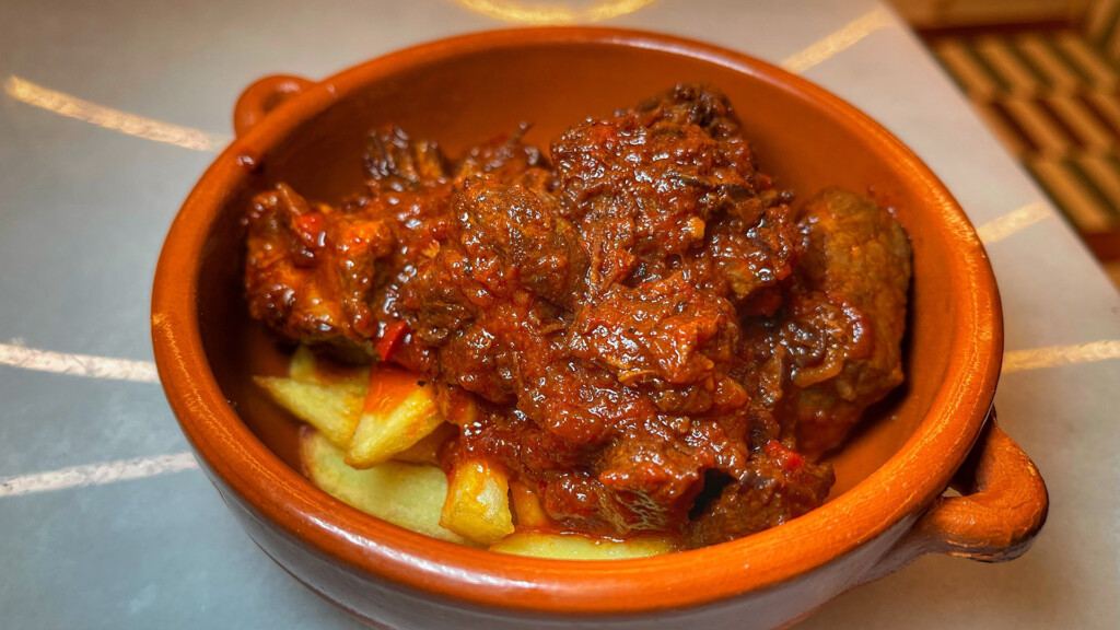 La carne en tomate de Barra Luque, una de las aperturas de 2025. Foto: Salva Moreno