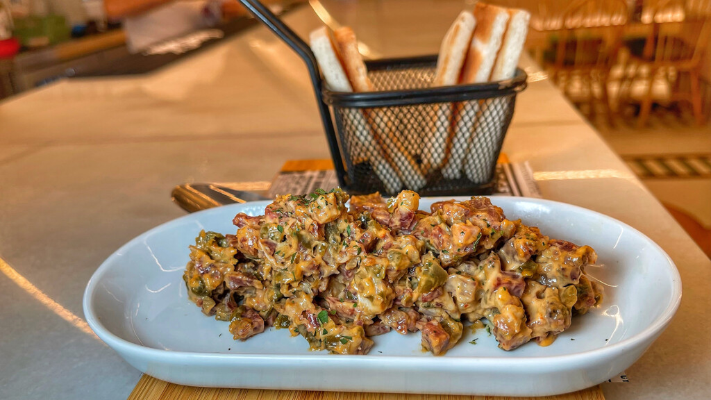 Steak tartar de salchichón de Barra Luque, una de las aperturas de 2025. Foto: Salva Moreno