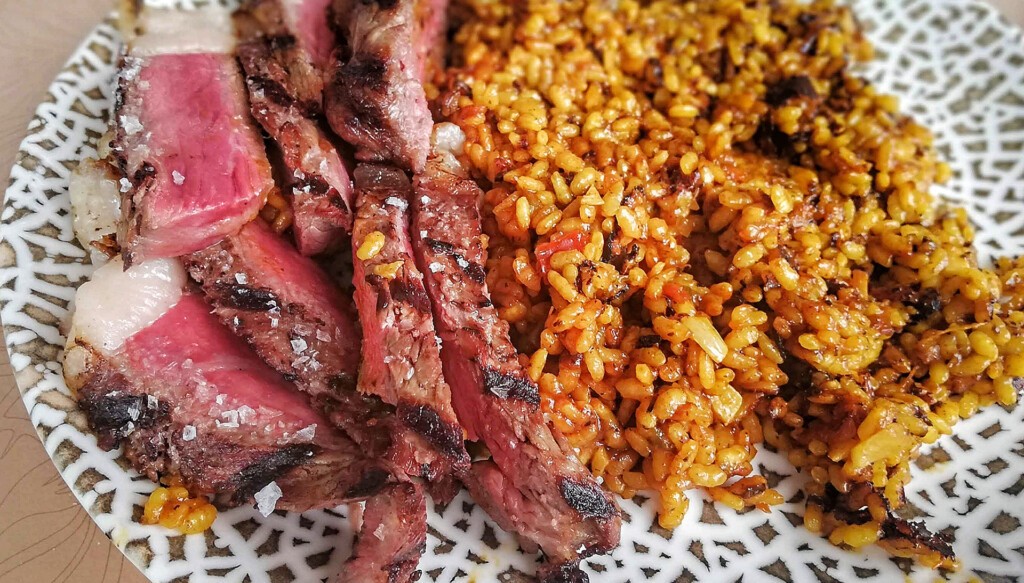 En la Bodega Jerezana hay distintos arroces, como este con carne. Foto: Salva Moreno