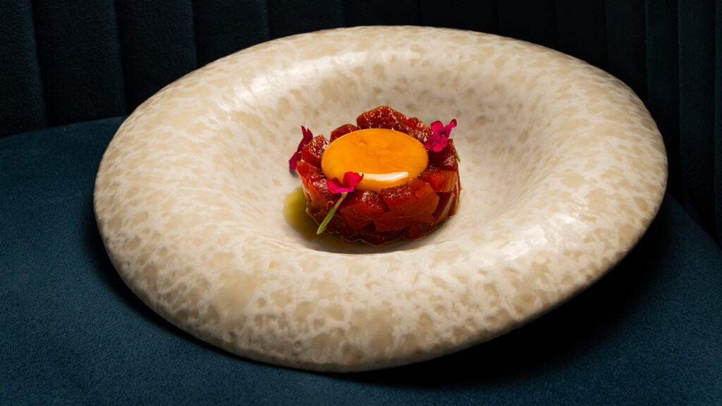Tartar de tarantelo con yema curada. Foto: Cedida
