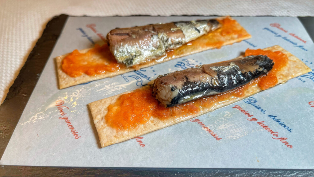 Las sardinas sobre regañá. Foto: Salva Moreno