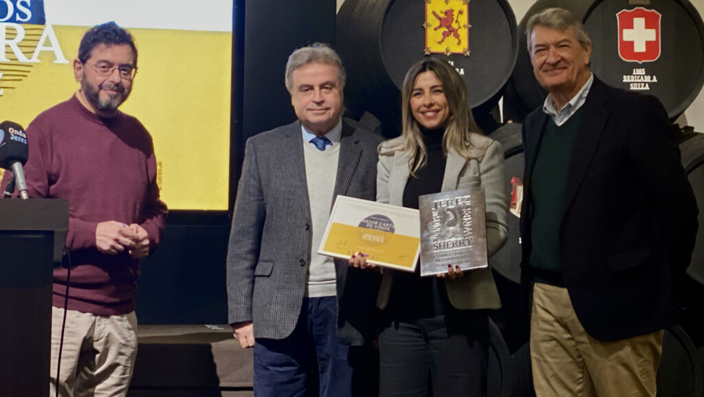 La Carboná gana el premio Solera a la mejor carta de vinos de la provincia en 2025 3 Esther Lora recibió el premio Solera para La Carboná. Foto: Cosas de Comé