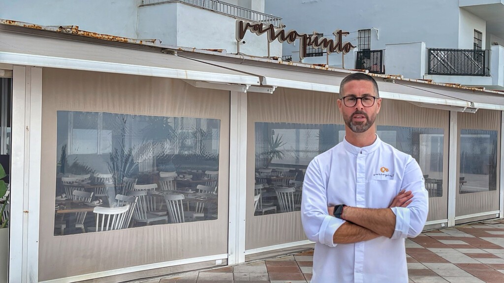 Luis Román Pinto, en la entrada de Variopinto, su restaurante en Barbate. Foto: Salva Moreno