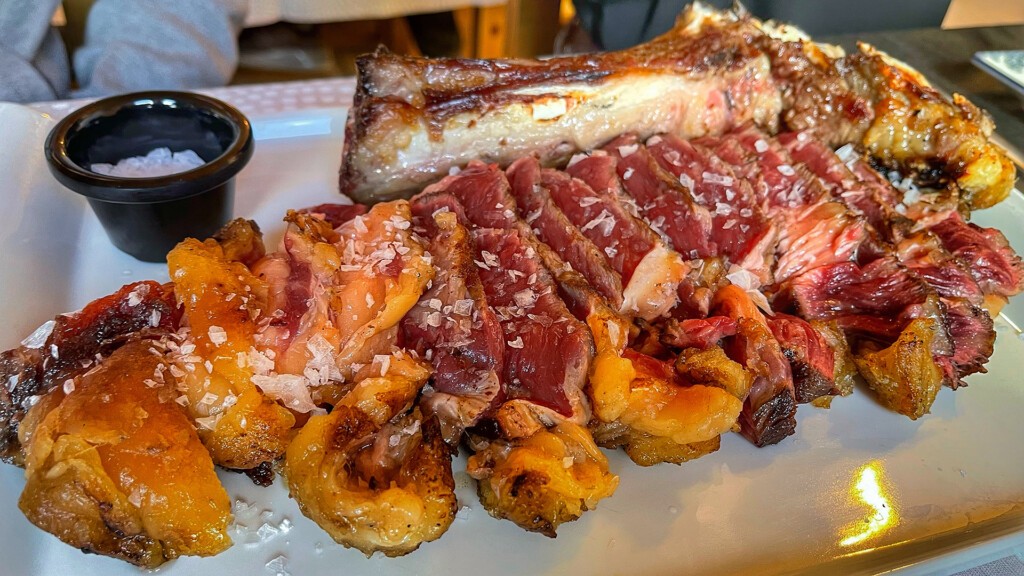 El chuletón de wagyu nacional de la Venta La Perdiz. Foto: Salva Moreno