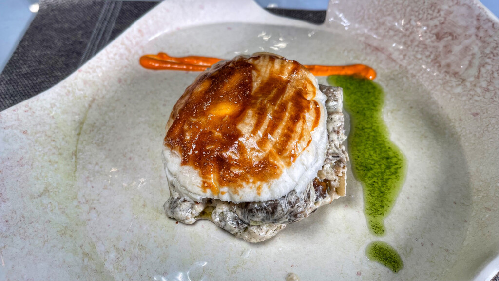 Hojaldre con langostinos y crema de setas. Foto: Salva Moreno