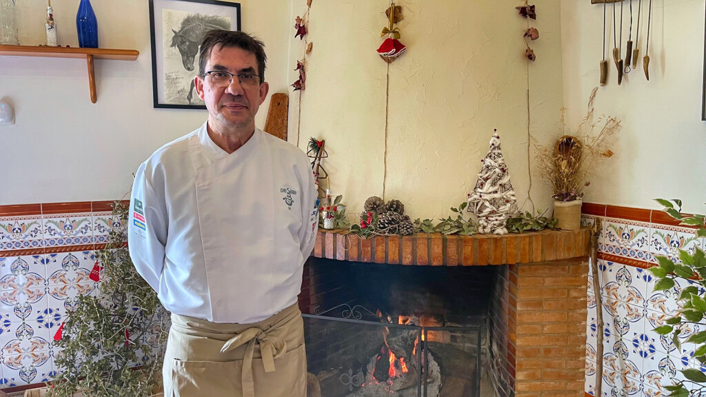 Víctor Alberto Heredia, cocinero y propietario del Mesón Los Alamillos. Foto: Salva Moreno