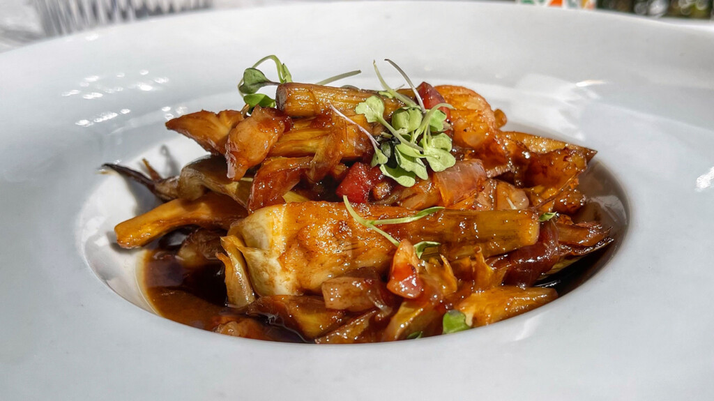 El rincón del Albaicín para disfrutar de las vistas… y la comida 7 Alcachofas con jamón y gambas. Foto: Salva Moreno