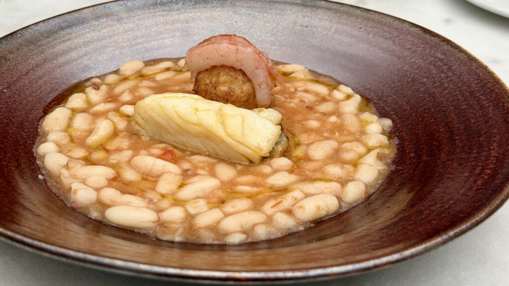 Alubias blancas, bacalao en salsa verde, gamba blanca y buñuelo. Foto: Lalola