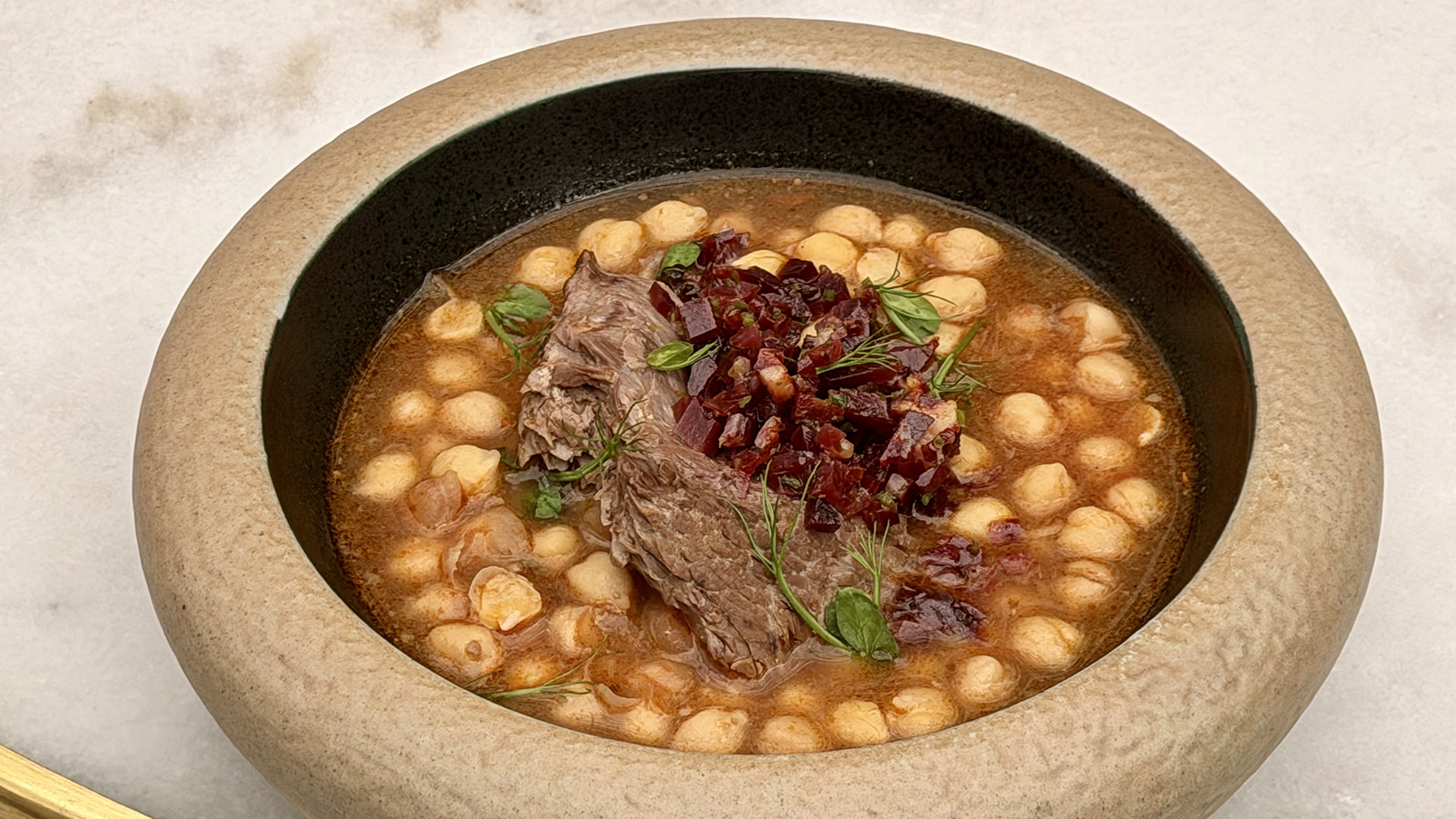 Garbanzos con carrillada de atún, uno de los guisos de Lalola. Foto: Lalola