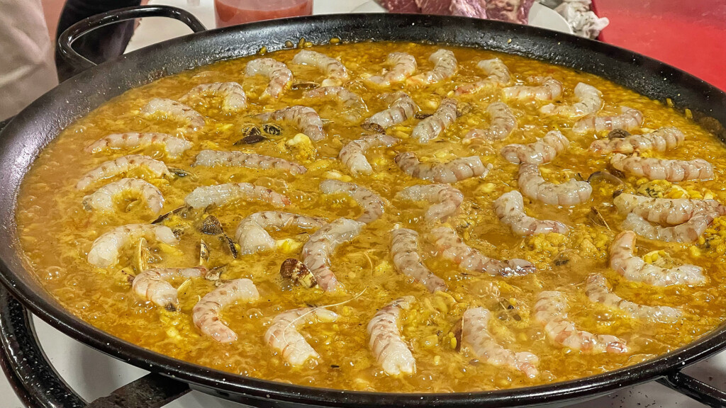 El arroz de marisco, en plena preparación. Foto: Salva Moreno