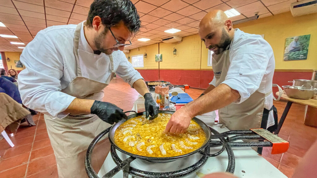 Los cocineros, elaborando uno de los arroces. Foto: Salva Moreno