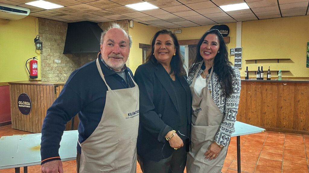 Los nuevos socios de Sin Kilómetros, Javier Moreno y Ana Chamorro, con la presidenta, Mila Bulpe. Foto: Salva Moreno