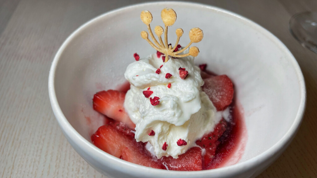 Cristina Gutiérrez Vergua y su (alta) cocina de nostalgia llegan a La Línea 15 Fresas en escabeche, Chantilly y yogurt crunch. Foto: Salva Moreno
