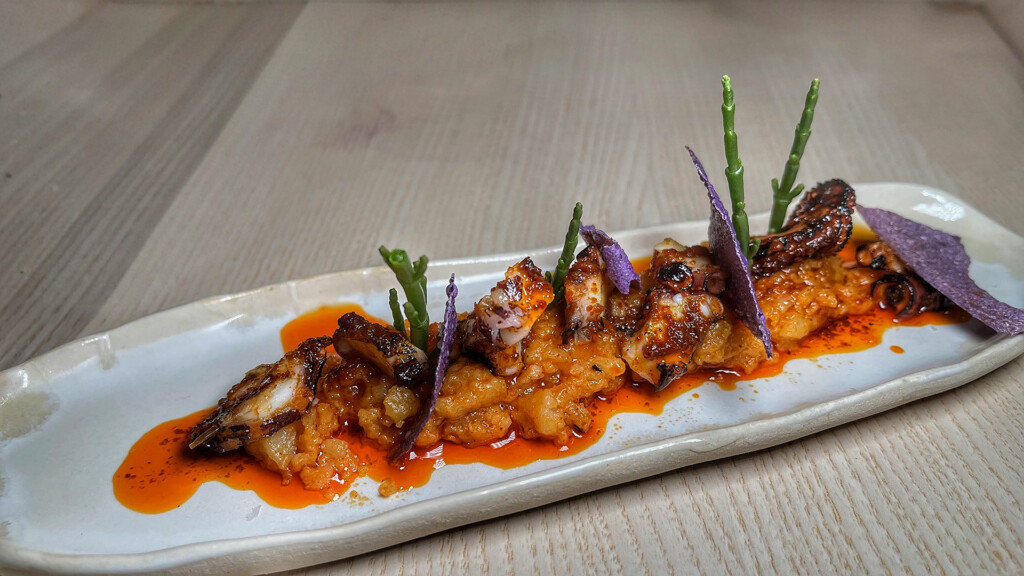Cristina Gutiérrez Vergua y su (alta) cocina de nostalgia llegan a La Línea 11 Pulpo braseado con majado de patata y escabeche. Foto: Salva Moreno