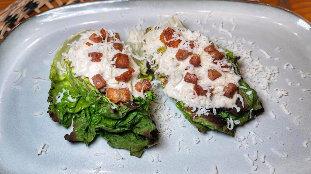 Cogollo braseado con holandesa de anchoa y chicharrón. Foto: Salva Moreno