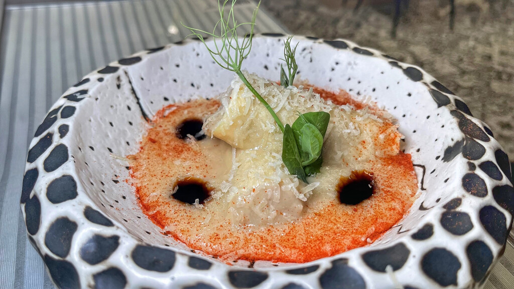 Canelón de pato con velouté de pera conferencia y queso de la sierra. Foto: Salva Moreno