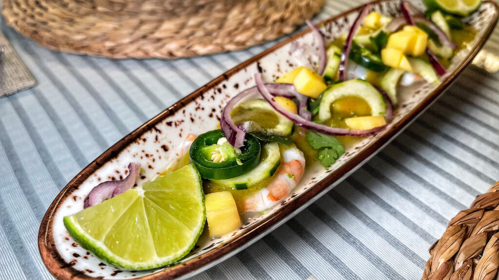 Aguachile de mango y langostinos. Foto: Salva Moreno