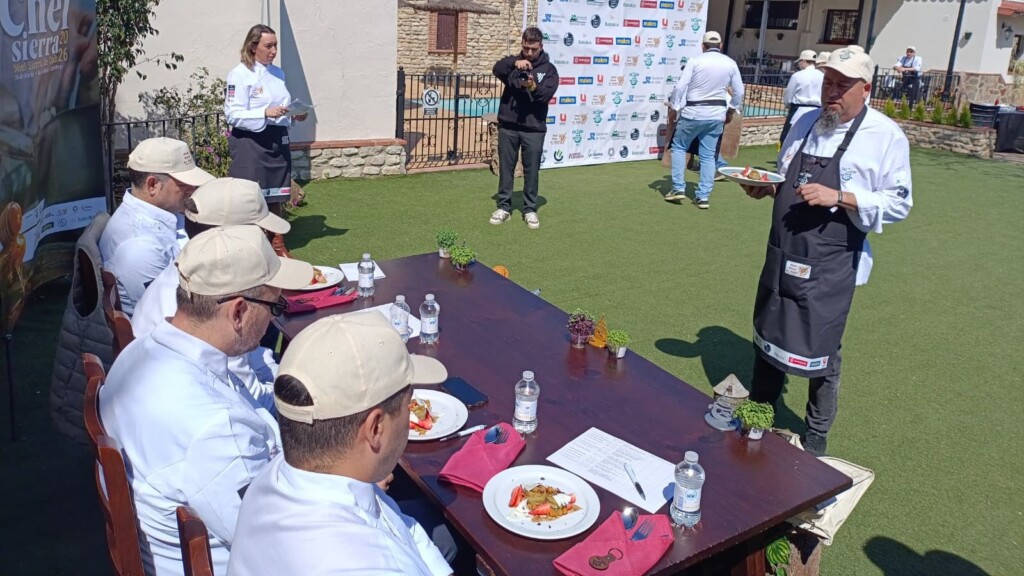 Jony Naranjo, presentando su plato. Foto: Miguel C.