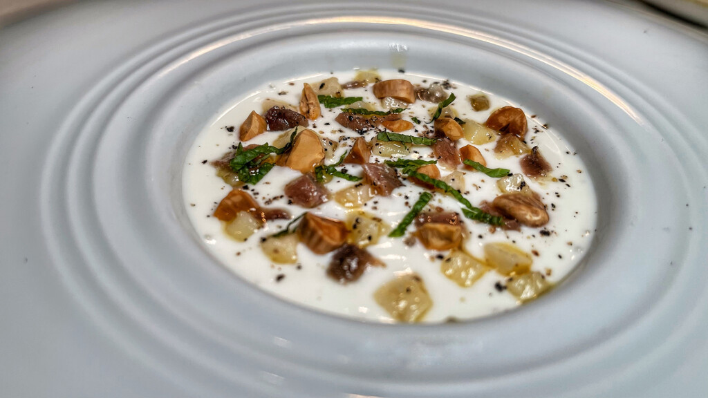 Gazpaccho de yogurt con almendras, anchoas y vinagreta de queso. Foto: Salva Moreno