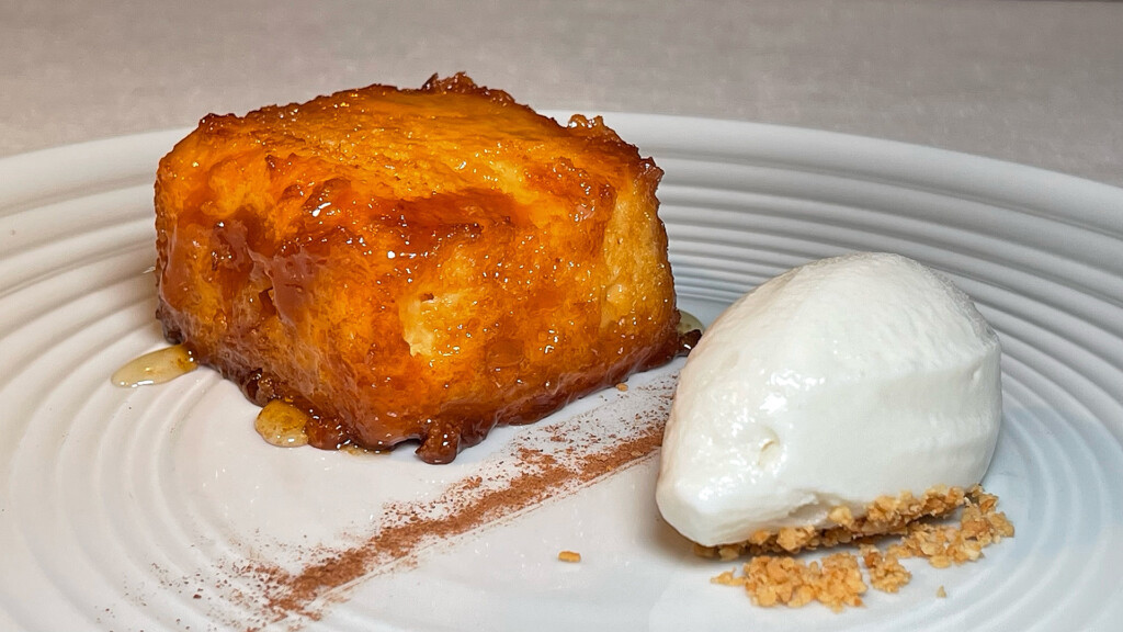 Torrija con helado de hinojo. Foto: Salva Moreno