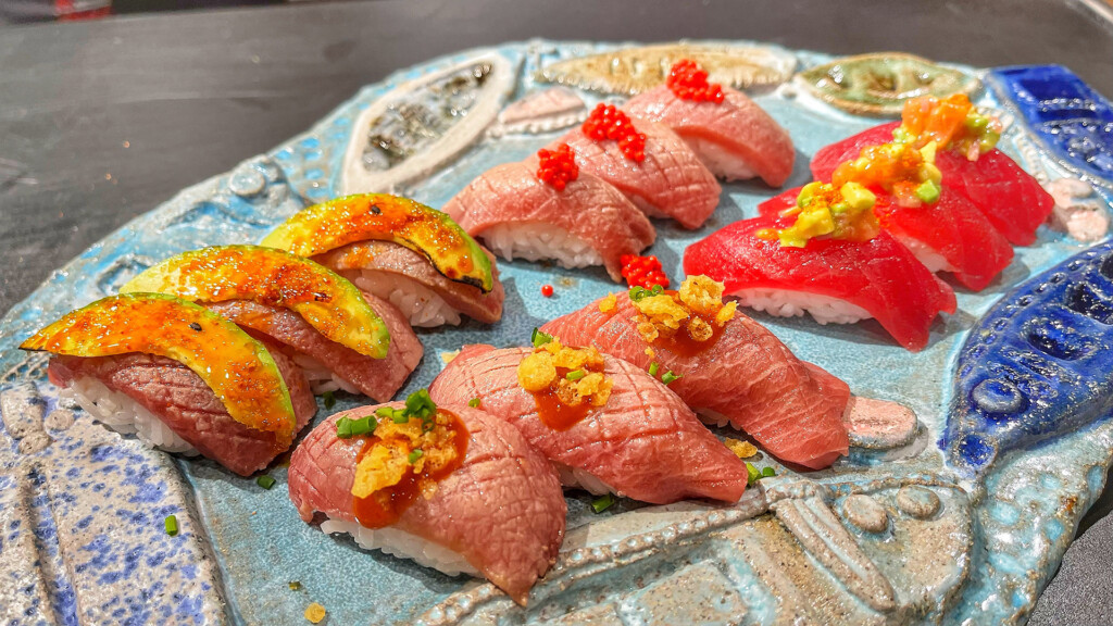 Cooking Almadraba inicia temporada con ganas de divertir 5 El sushi en la vajilla de Adrián Torres. Foto: Salva Moreno