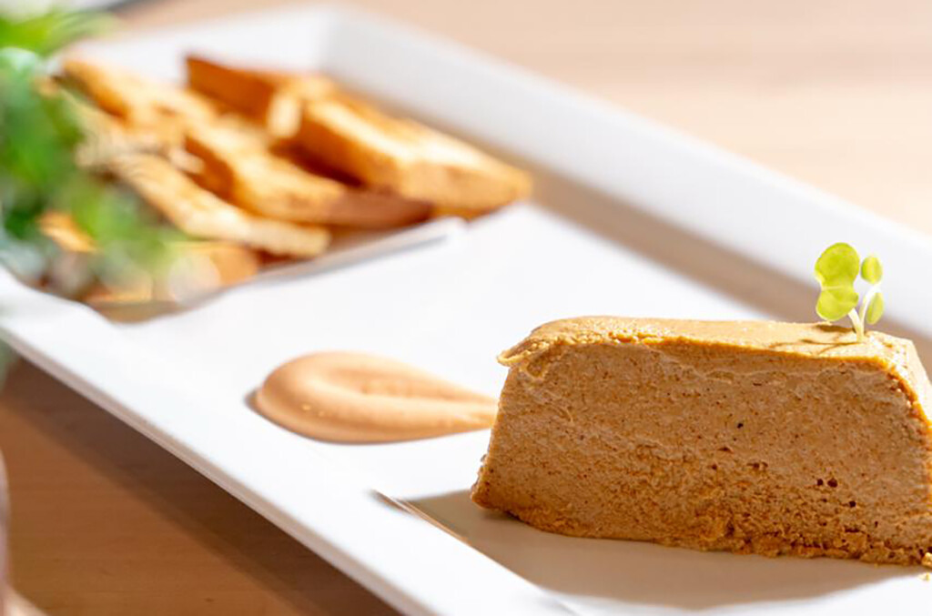 Paté de centollo y gambas con mayo cóctel siracha. Foto: Cedida