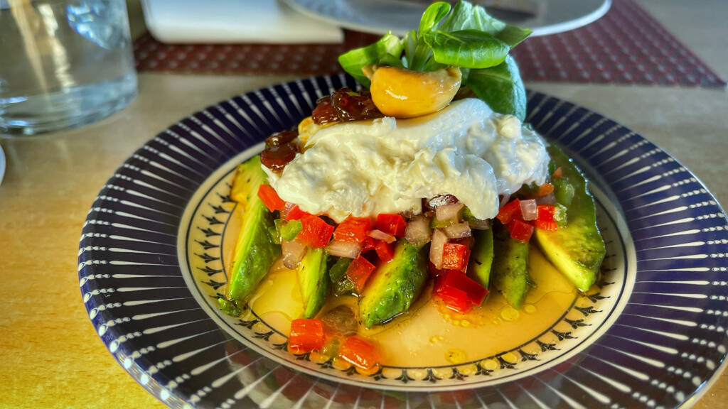 Aguacate asado con pipirrana y burrata. Foto: Salva Moreno