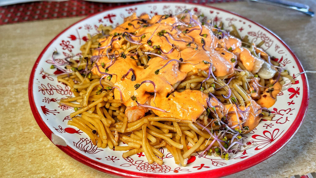 Fideos tostados con langostinos y alioli de piquillo. Foto: Salva Moreno
