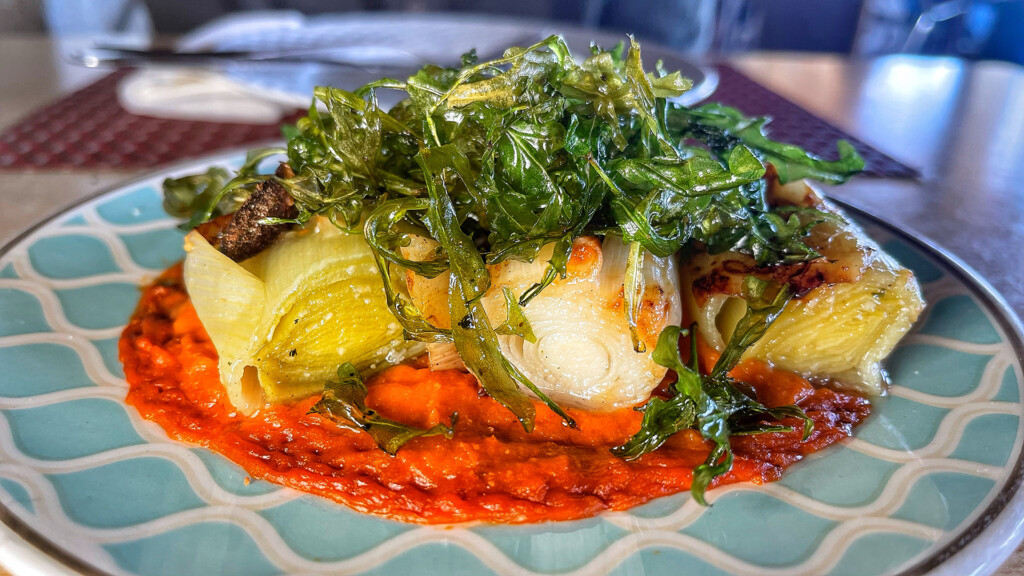 Uno de los platos, con puerros, de El Fogón. Foto: Salva Moreno