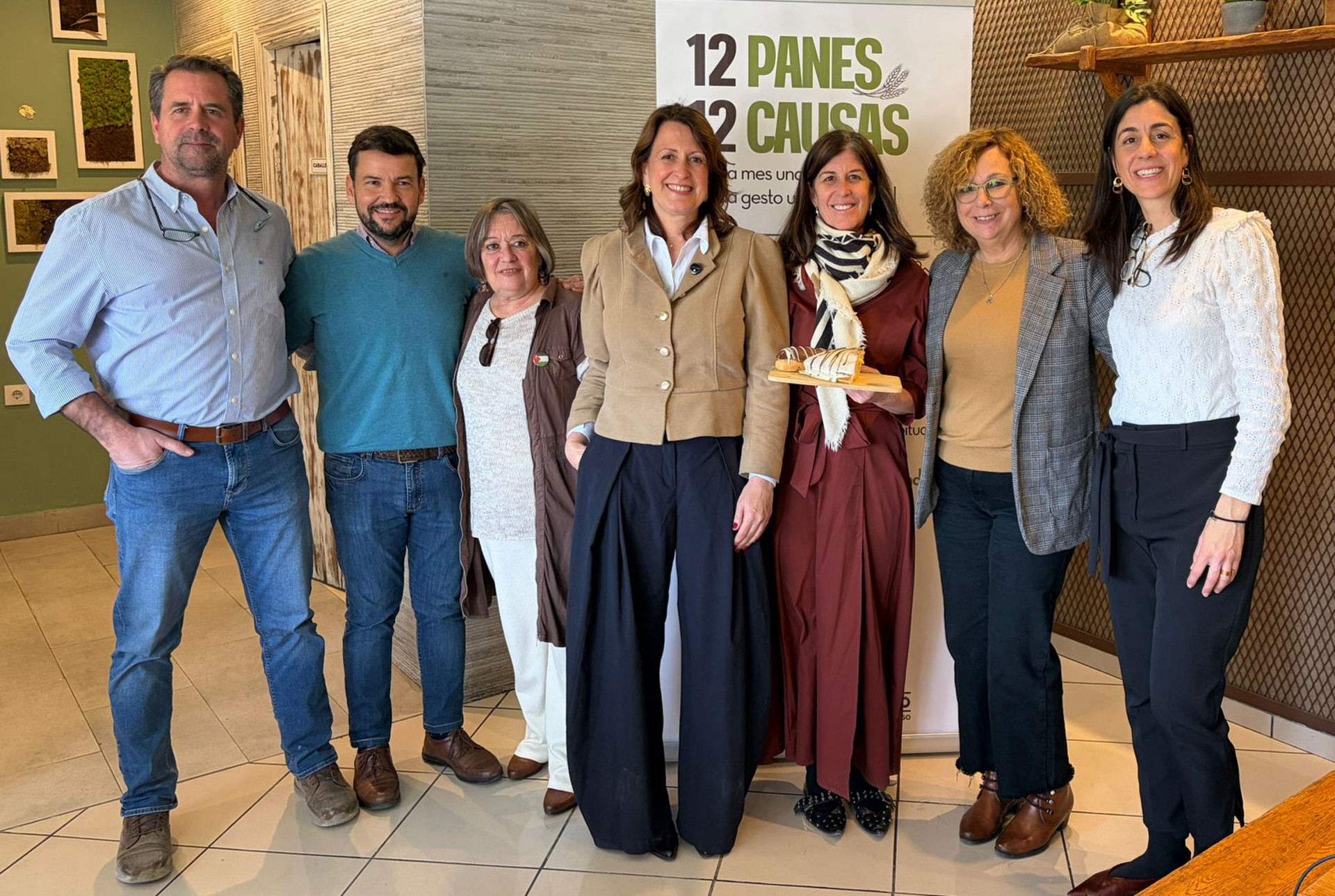 Las propietarias de San Antonio con representante del Ayuntamiento de Rota y responsables de Rolucan, la primera asociación con la que colaboran. Foto: Cedida