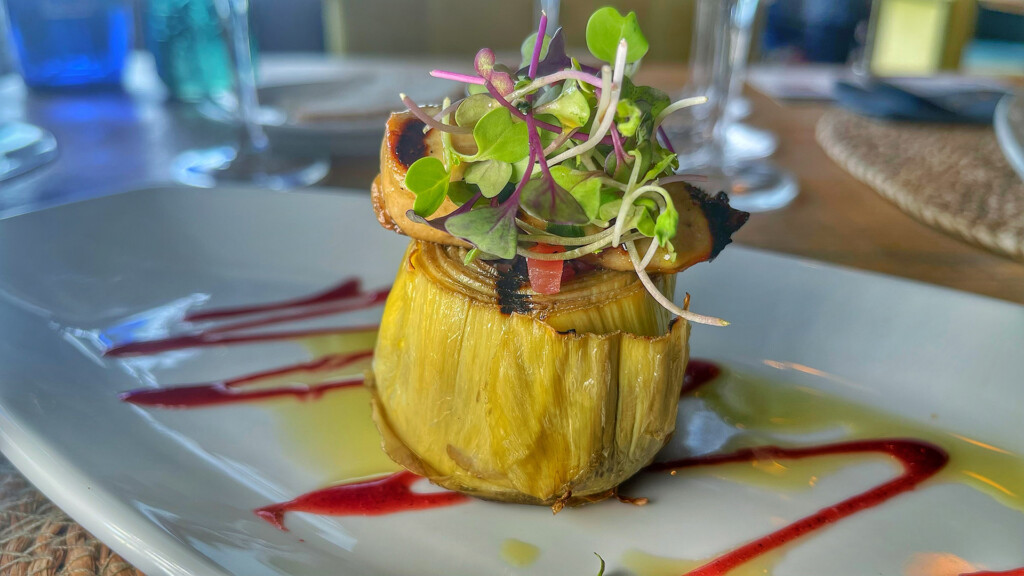 AQ 35 celebra la capitalidad gastronómica de Jerez con un menú especial 9 La alcachofa confitada con jamón y foie. Foto: Salva Moreno