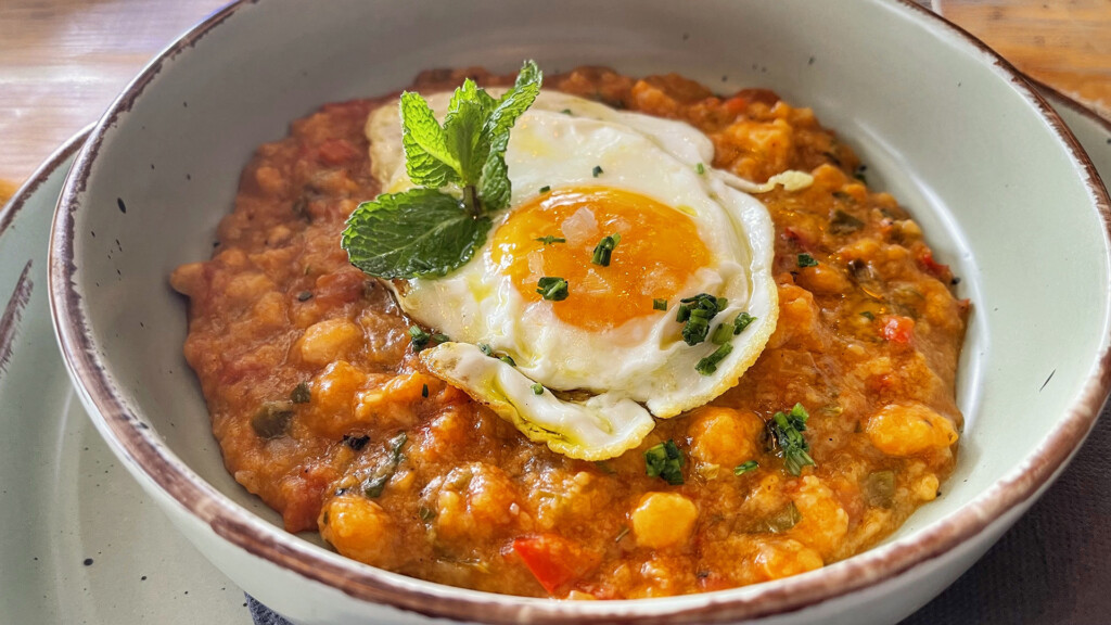 AQ 35 celebra la capitalidad gastronómica de Jerez con un menú especial 8 La sopa de tomate, primer plato del menú especial. Foto: Salva Moreno