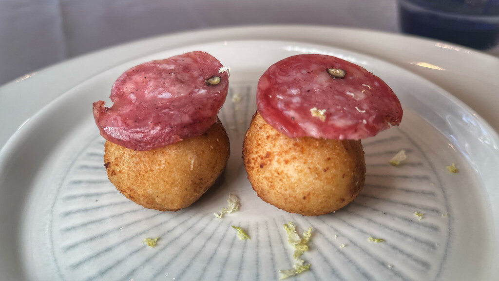 Croquetas de salchichón de Málaga. Foto: Salva Moreno