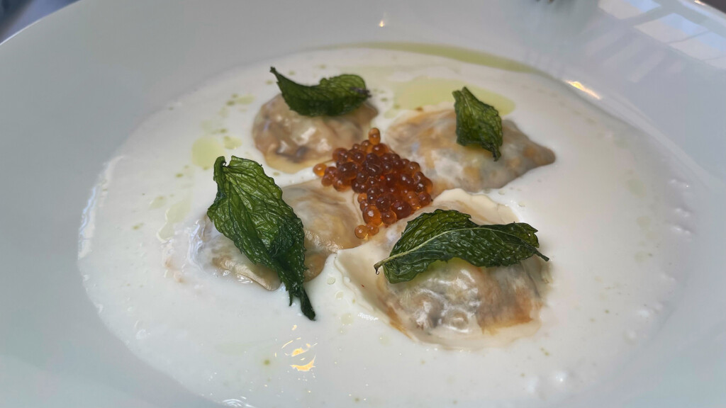 Ravioli de langostinos con puerro, setas y gazpachuelo del puchero. Foto: Salva Moreno