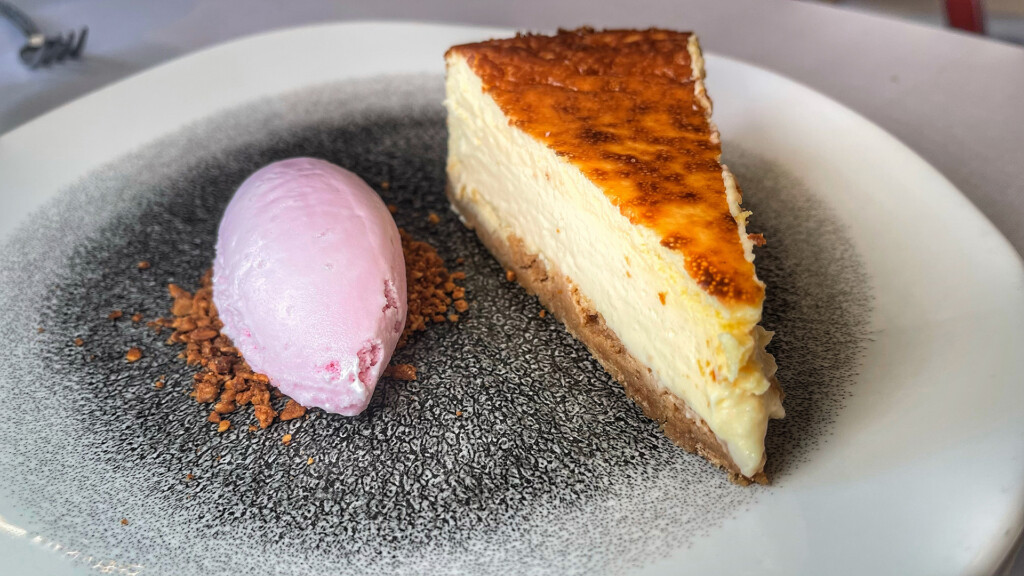 Tarta de queso con helado de algodón de azúcar. Foto: Salva Moreno