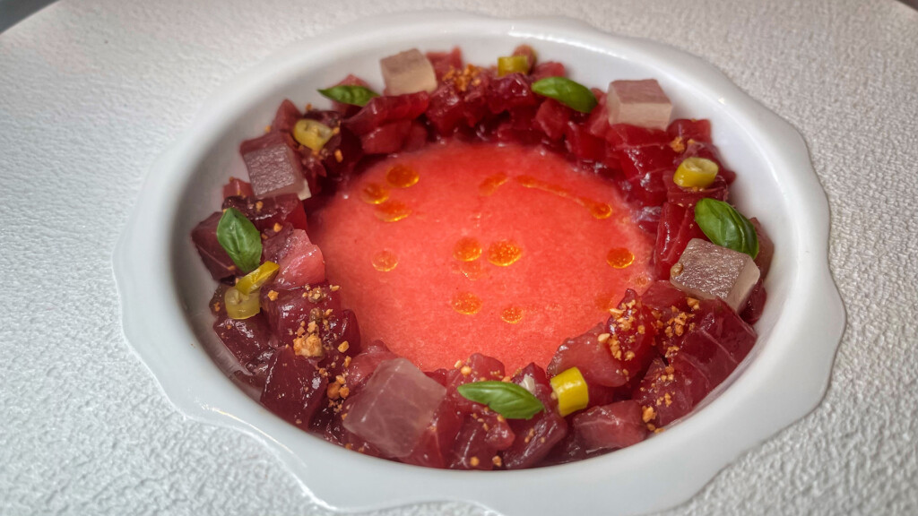 Tartar de atún de almadraba con salmorejo de fresas. Foto: Salva Moreno