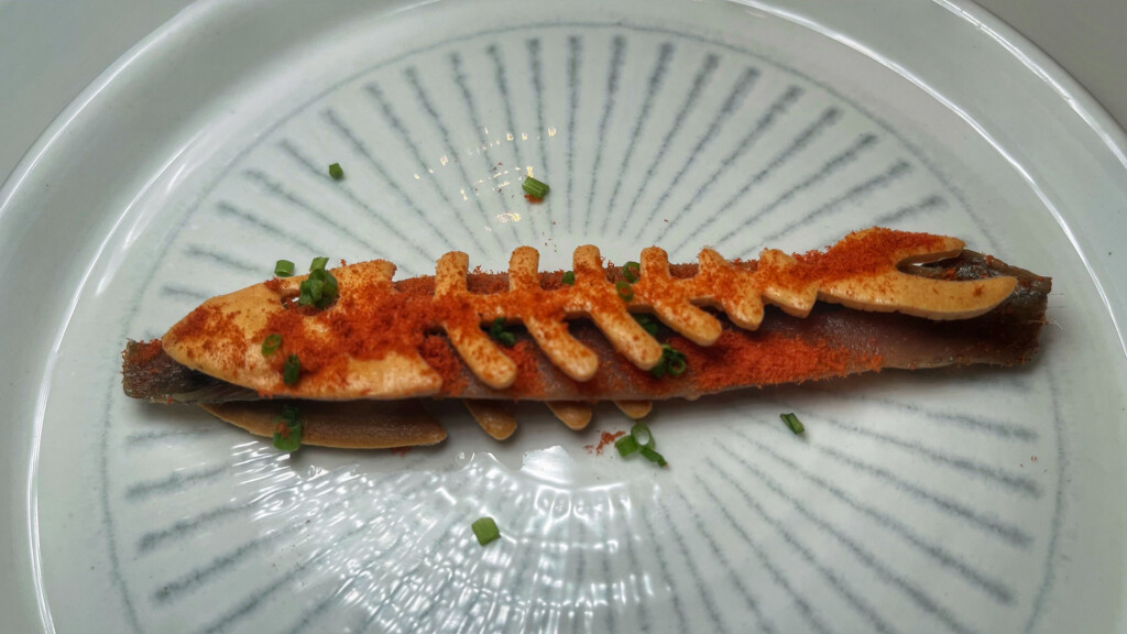 Anchoa de Santoña con mantequilla ahumada y tomate en polvo. Foto: Salva Moreno