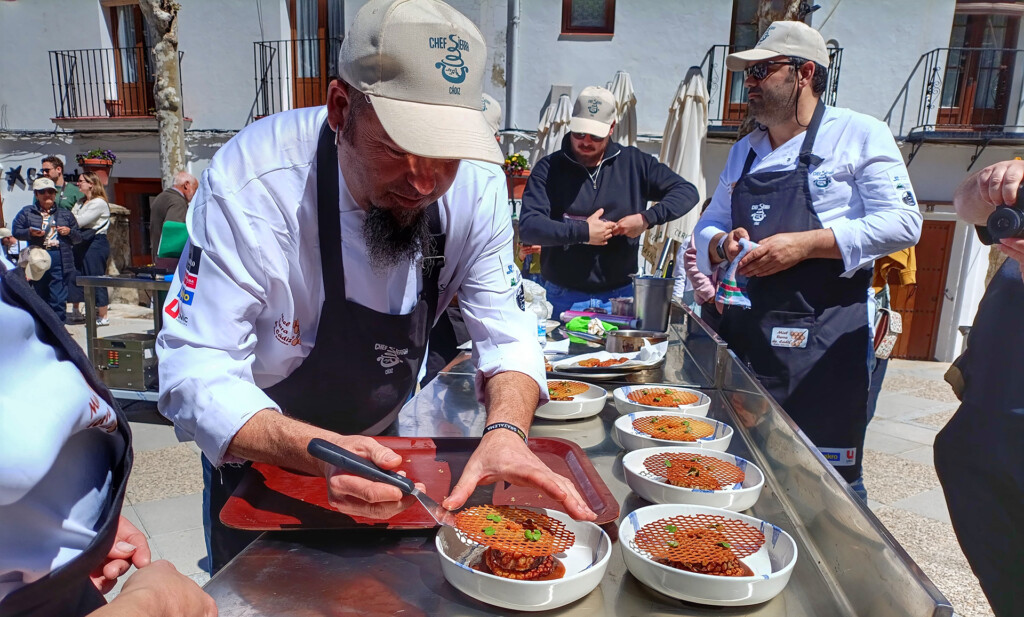 Antonio Naranjo elaborando su plato. Foto: M.Castillo