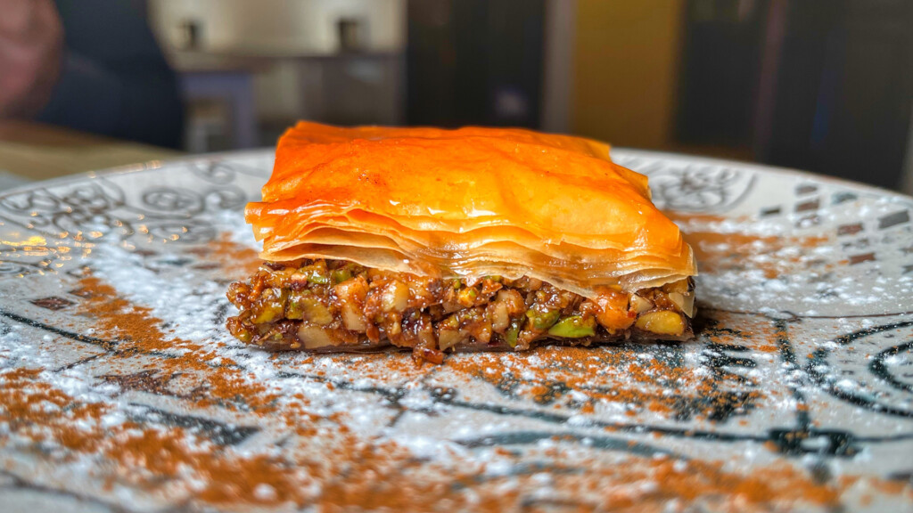 De ensaladilla a ramen: La Quinta Almena abre en Arcos 9 De postre, baklava. Foto: Salva Moreno