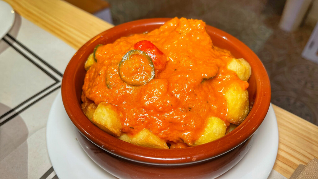 De ensaladilla a ramen: La Quinta Almena abre en Arcos 7 Las patatas bravas. Foto: Salva Moreno