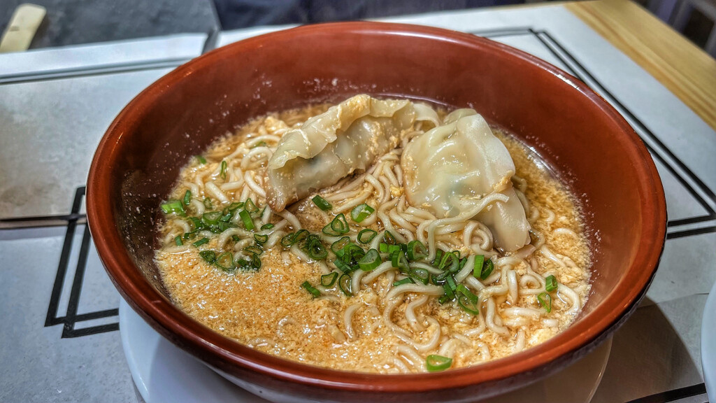 De ensaladilla a ramen: La Quinta Almena abre en Arcos 8 El ramen de Iván en La Quinta Almena. Foto: Salva Moreno