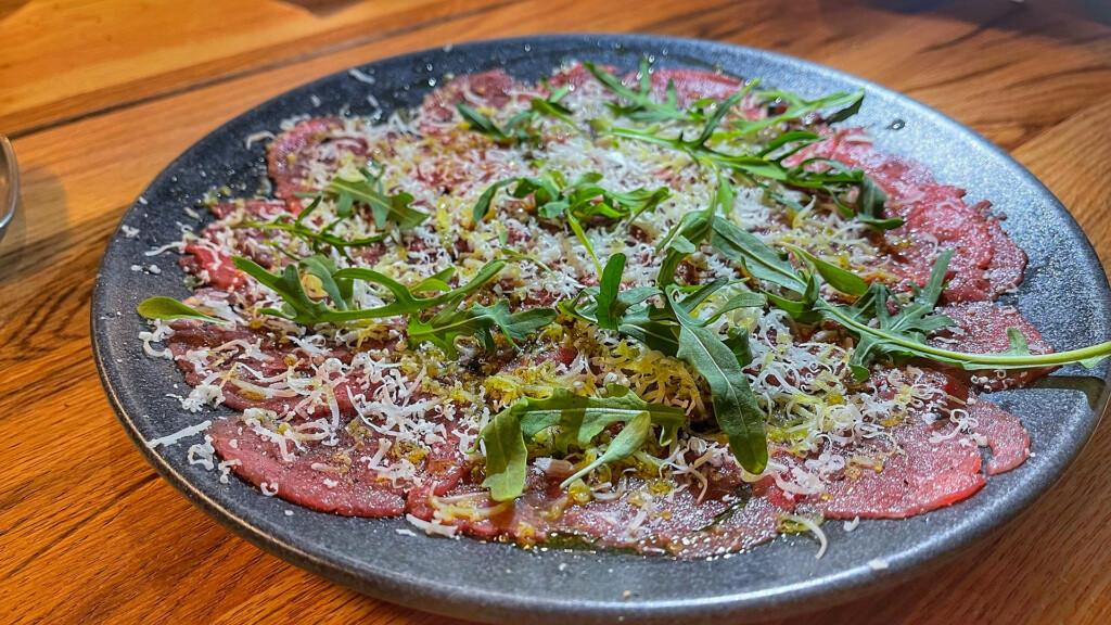 Carpaccio, en la carta de La Tarara. Foto: Salva Moreno