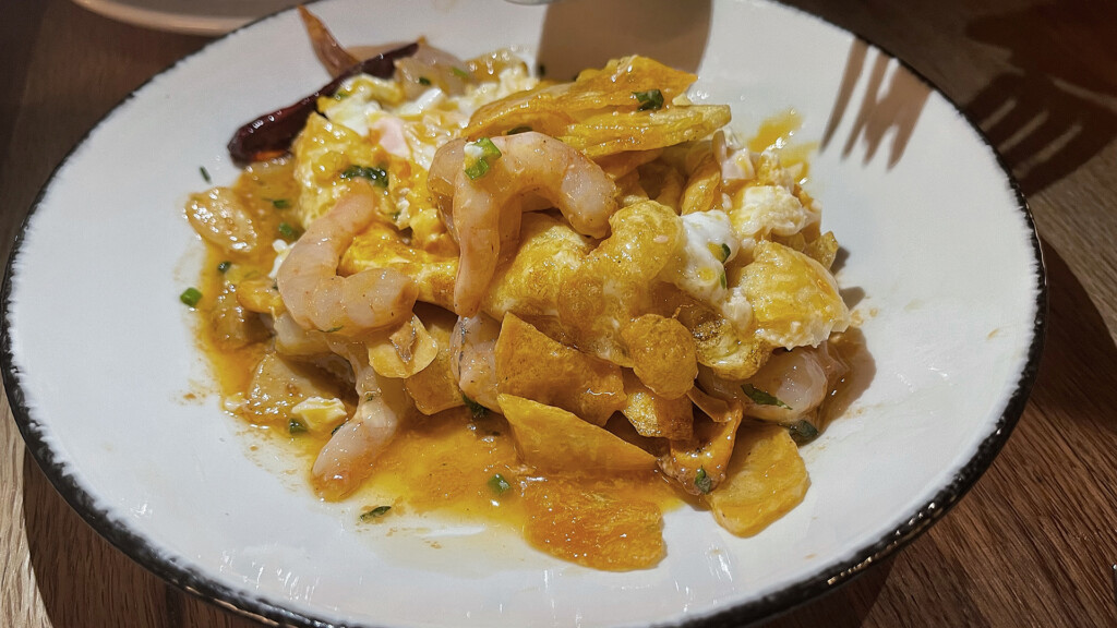 Sus particulares gambas al ajillo. Foto: Salva Moreno