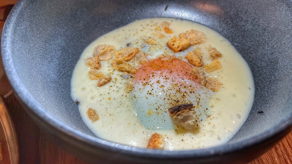 El huevo poché con setas y trufa. Foto: Salva Moreno