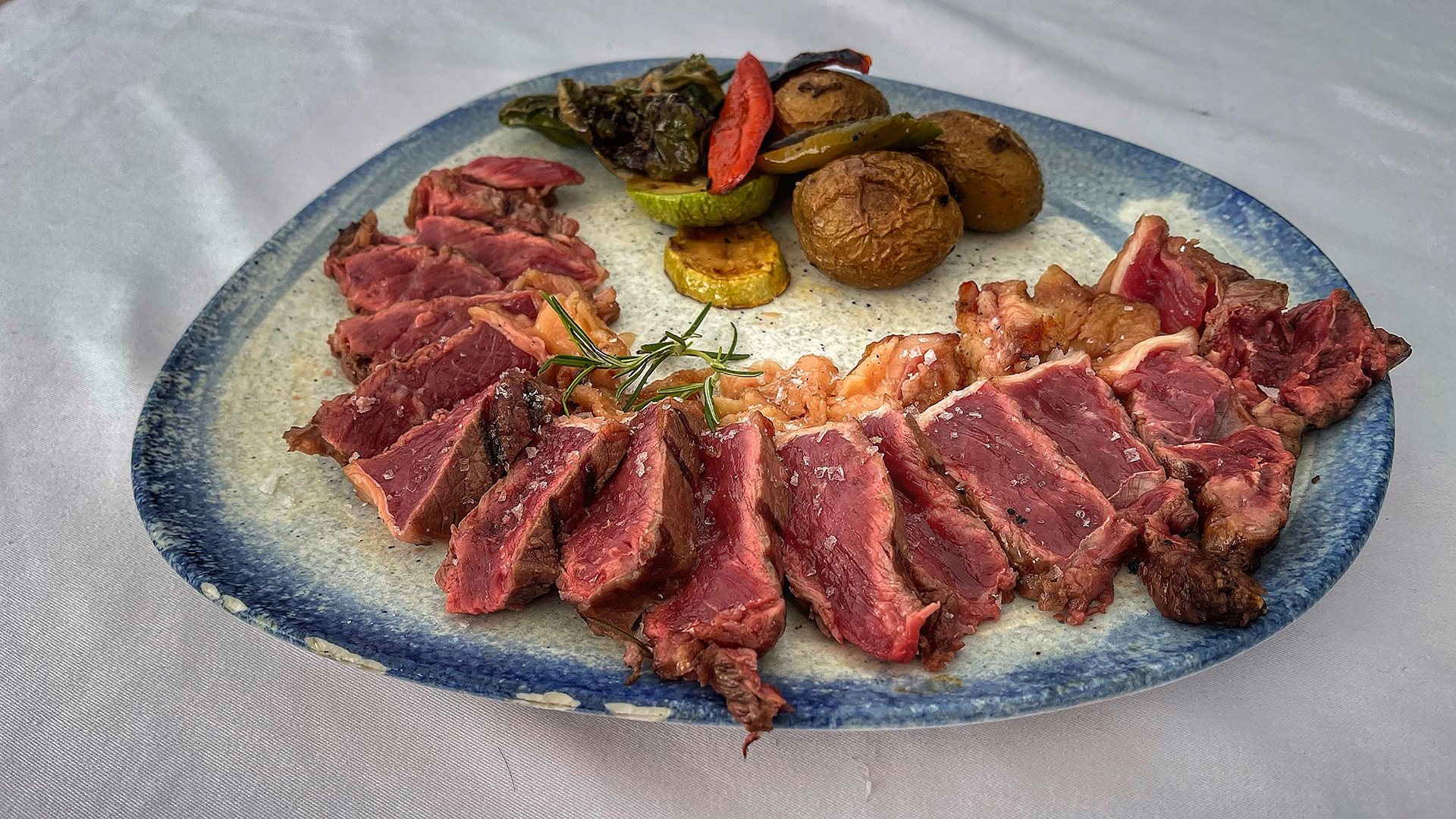 La carne es una de las especialidades del restaurante. Foto: Salva Moreno