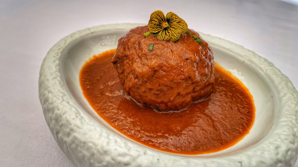 Croquetón de marisco y crema de carabinero. Foto: Salva Moreno